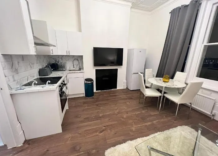 Iconic One Bed Apartment In Chiswick