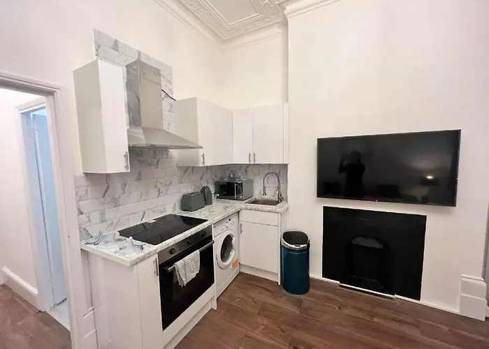 Iconic One Bed Apartment In Chiswick